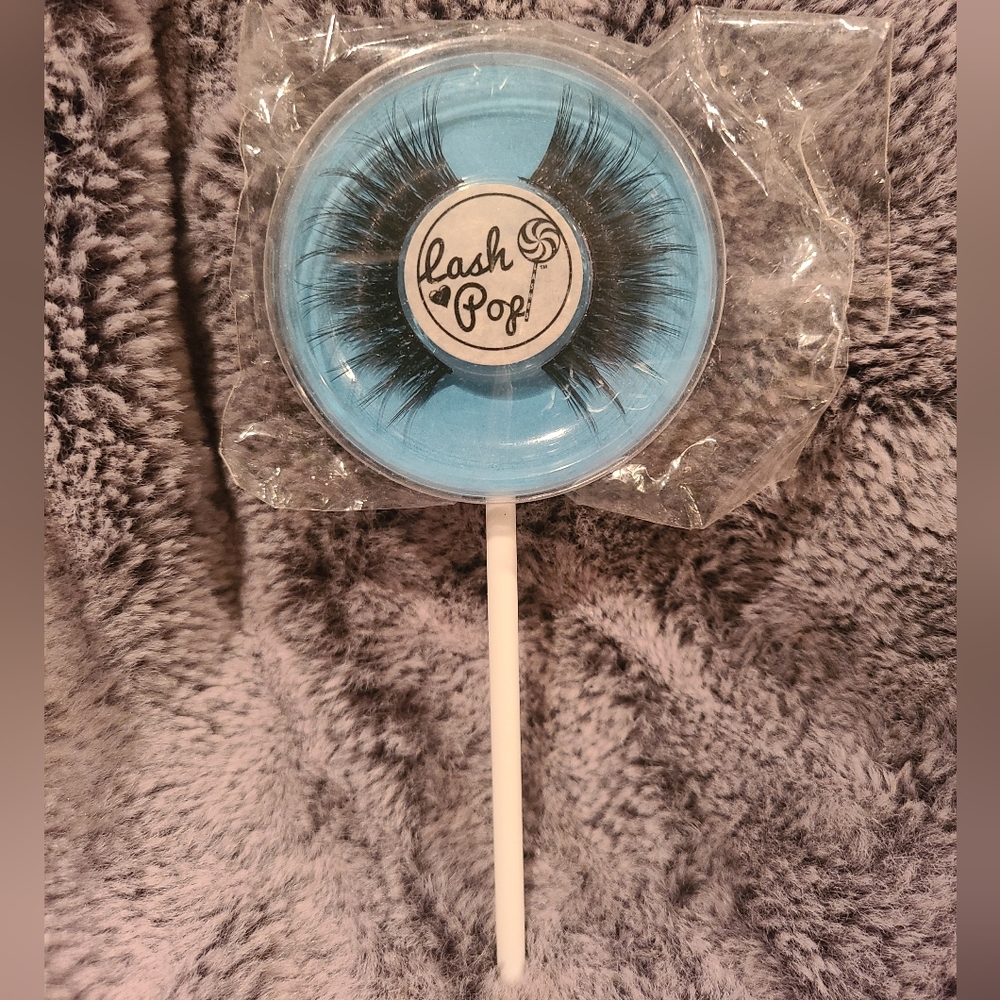 Lash Pop Lashes in "Out of the blue"
